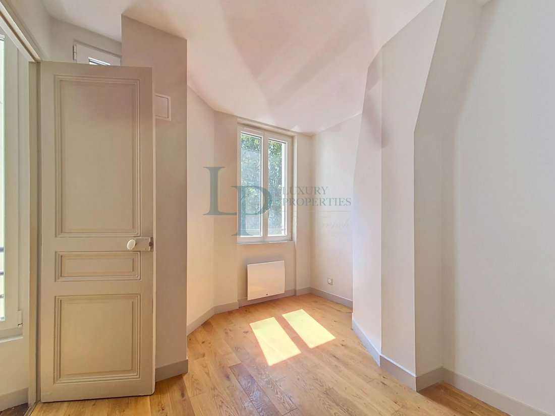 Apartment in Perouses, Paris, Ile-de-France 2 - 19001684