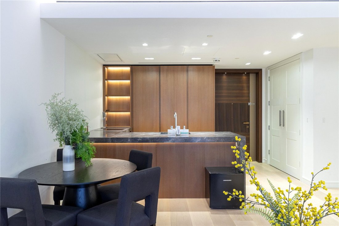 Apartment in WC2, Westminster, England 3 - 19000496
