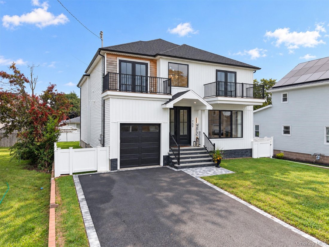 House in Lindenhurst, New York, United States 1 - 19000406