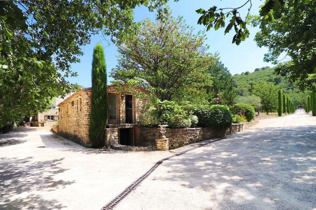 Estate in Gordes, Provence-Alpes-Côte d'Azur, France 4 - 19007952