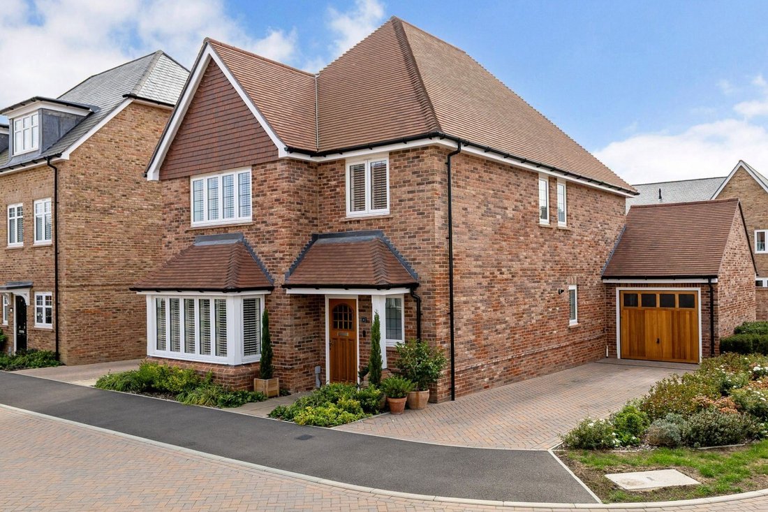 House in Cranleigh, England 1 - 19002910