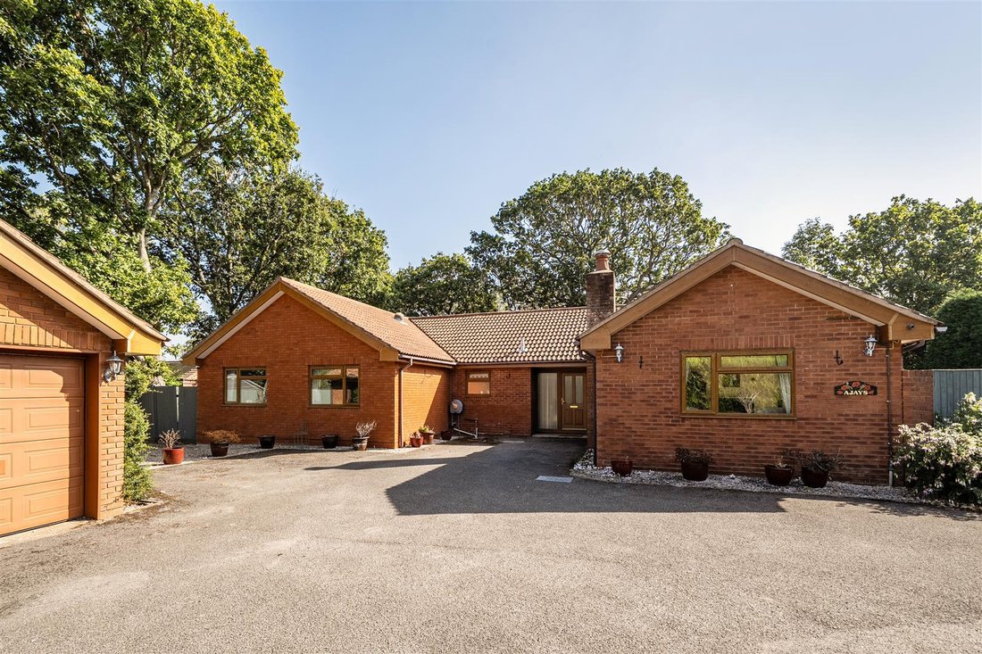 Bungalow in Solent Breezes, Fareham, England 1 - 19003010