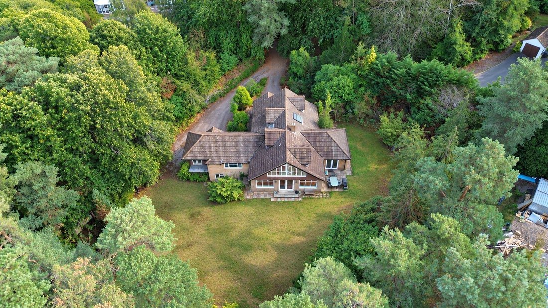 House in Lower Bourne, England 4 - 19003011