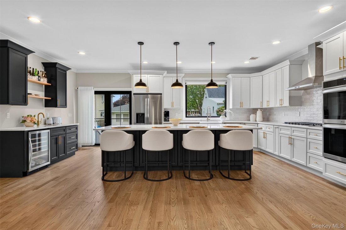 House in Lindenhurst, New York, United States 3 - 19000406