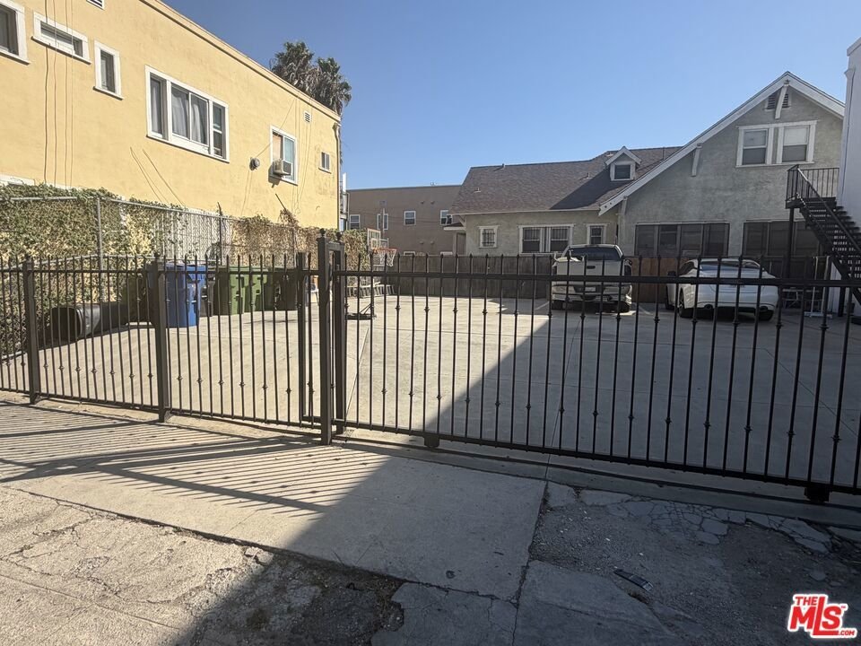 Los Angeles, California, United States 4 - 19003272