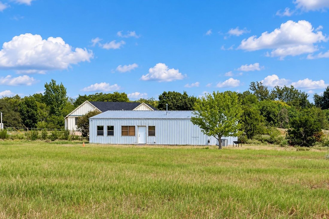 House in McDade, Texas, United States 1 - 18995665