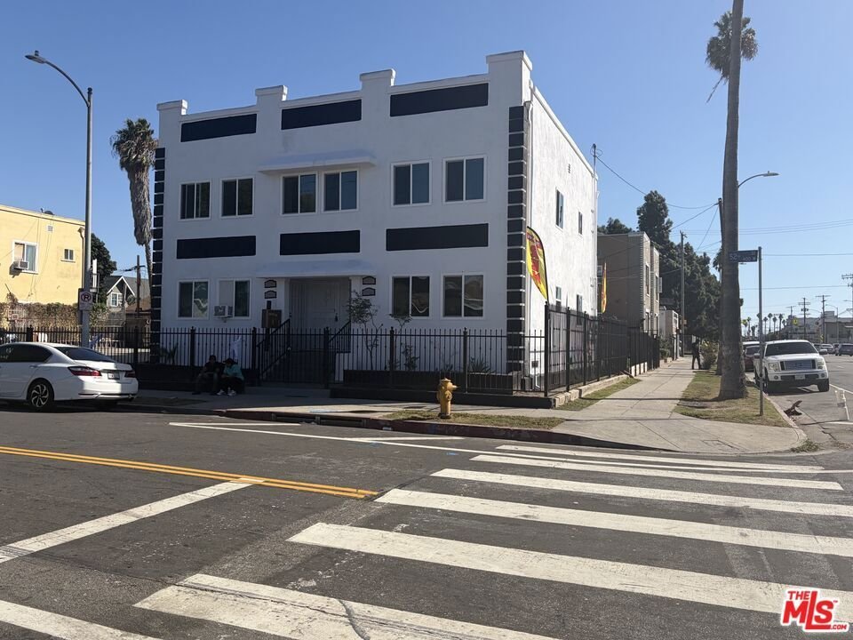 Los Angeles, California, United States 2 - 19003272