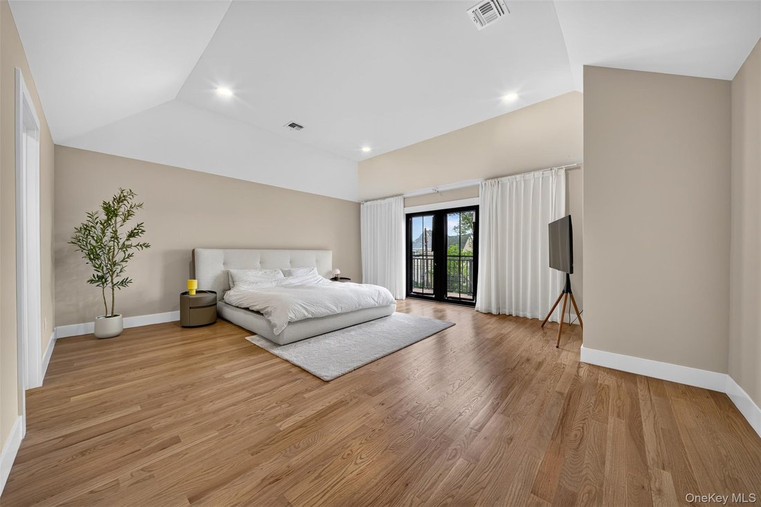 House in Lindenhurst, New York, United States 4 - 19000406