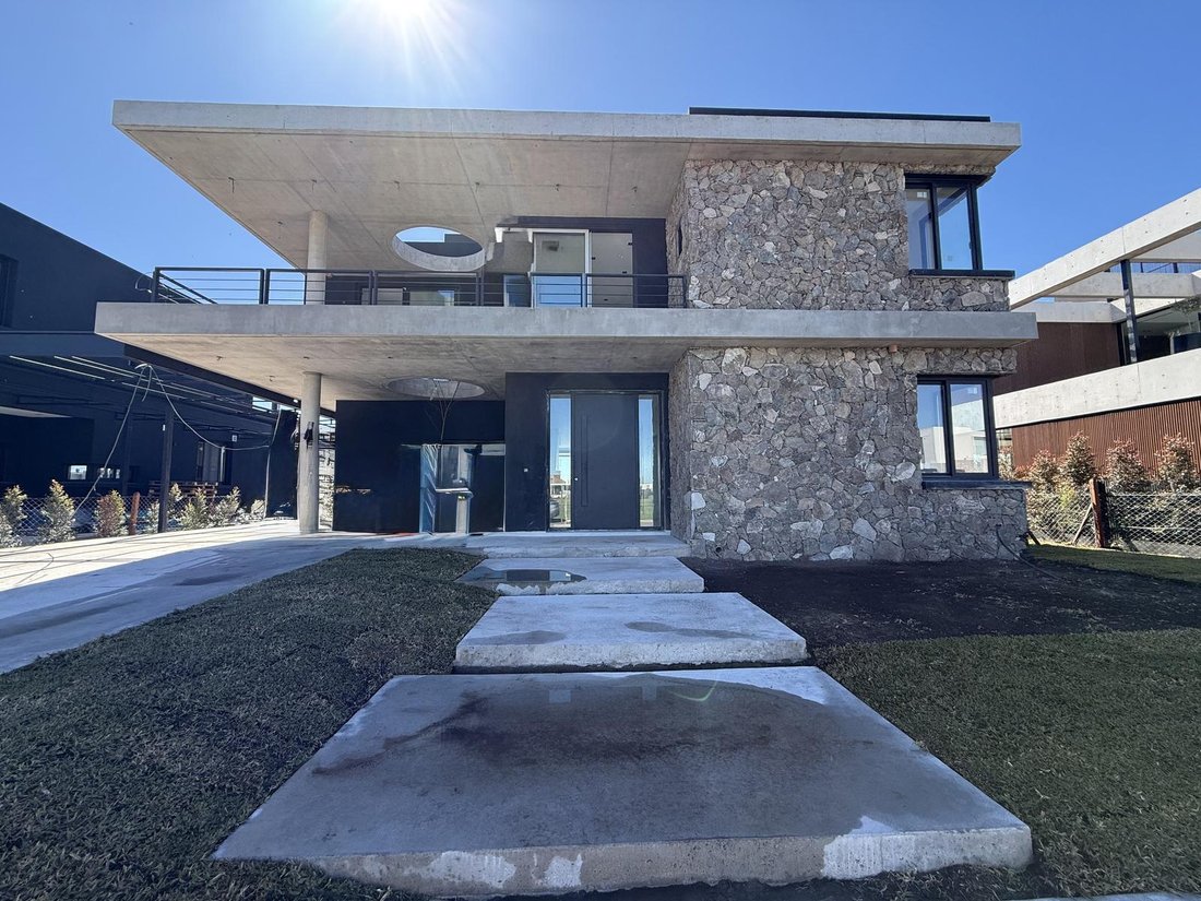 House in Belén de Escobar, Buenos Aires Province, Argentina 1 - 19002360