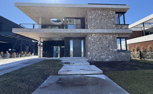 House in Belén de Escobar, Buenos Aires Province, Argentina 1