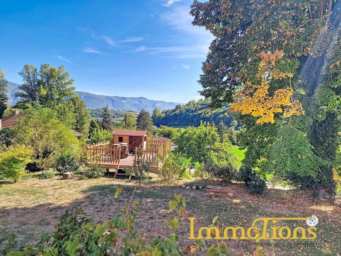 Estate in Saint-Vérand, Auvergne-Rhône-Alpes, France 2 - 19001444