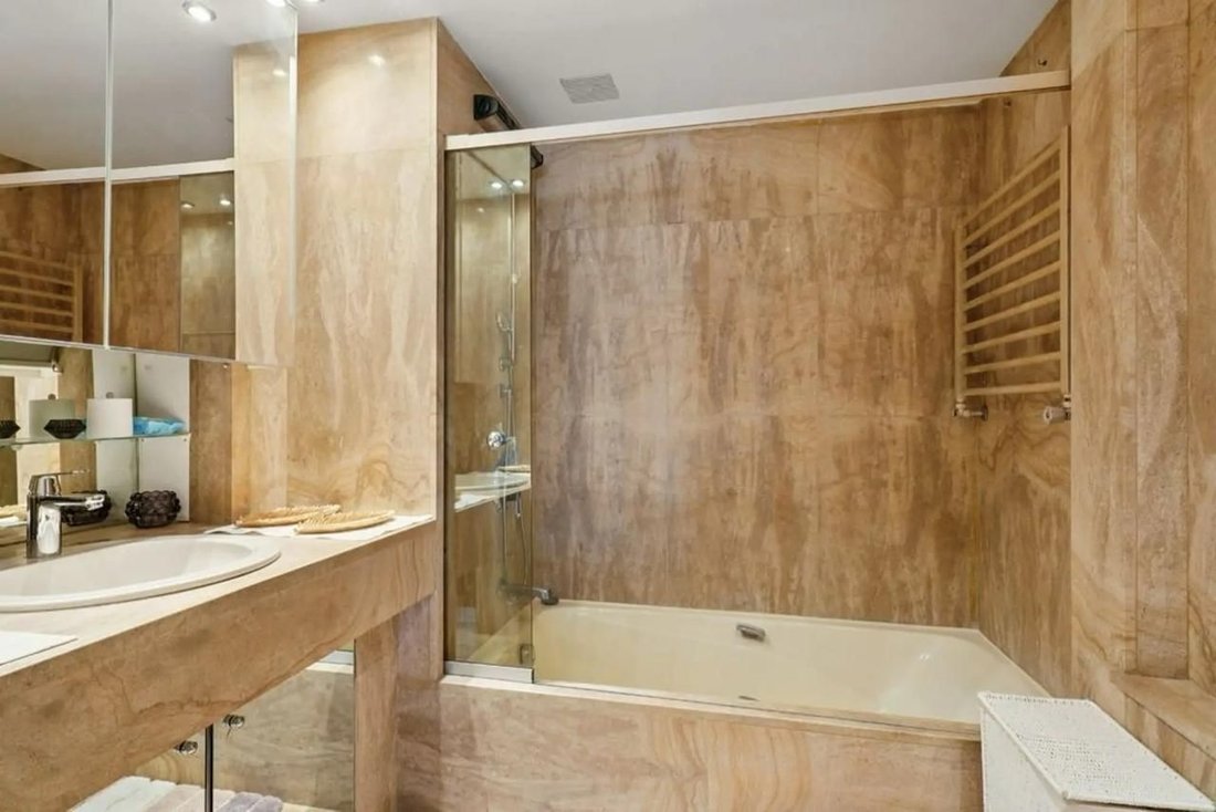 Apartment in Bois de Boulogne, Paris 16e Arrondissement, Paris 4 - 19004811