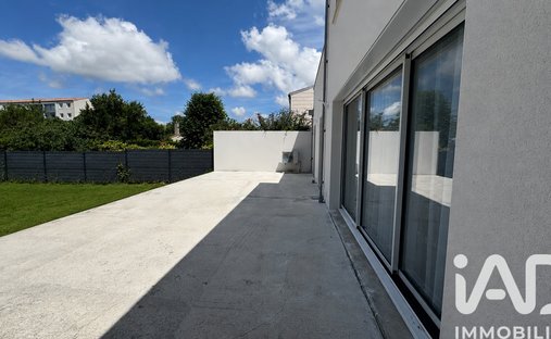 Maison à La Beaume-Avant Garde, Rochefort, France 1
