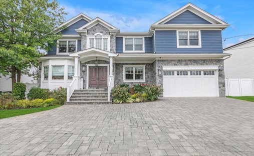 House in Merrick, New York, United States 1