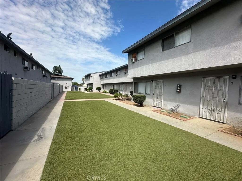 West Covina, California, United States 2 - 19005760