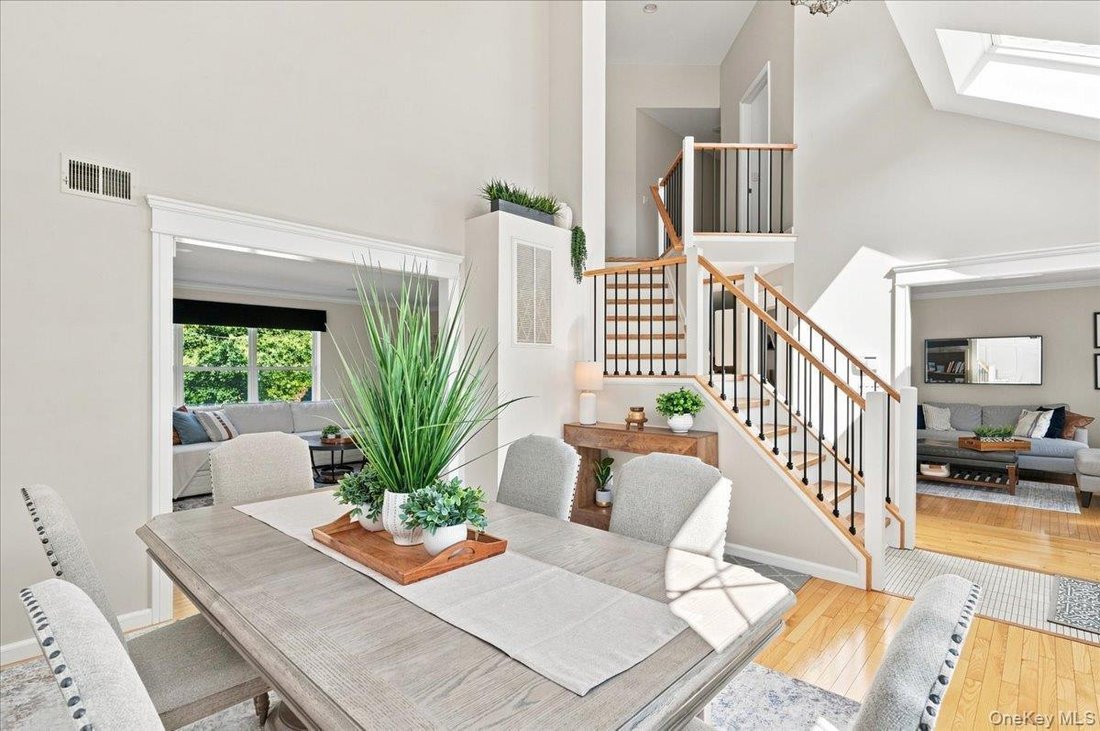 House in Commack, New York, United States 5 - 19003234
