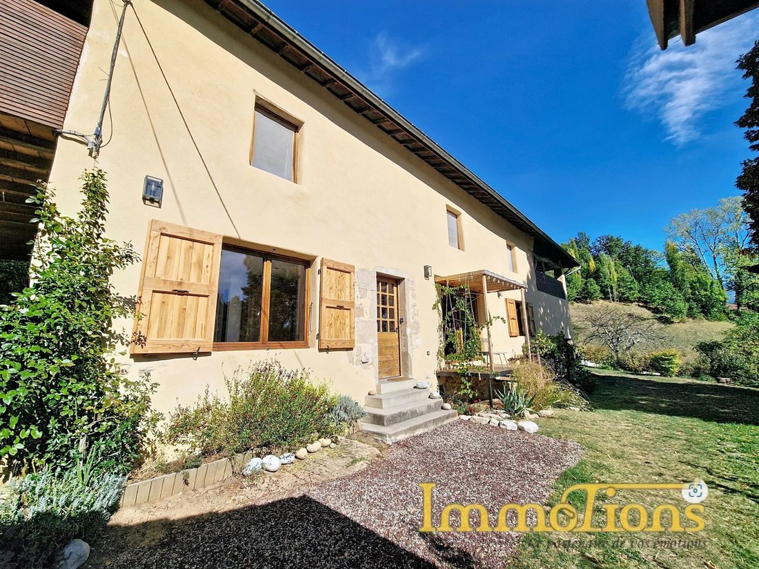 Estate in Saint-Vérand, Auvergne-Rhône-Alpes, France 1 - 19001444