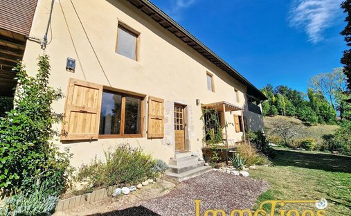 Estate in Saint-Vérand, Auvergne-Rhône-Alpes, France 1