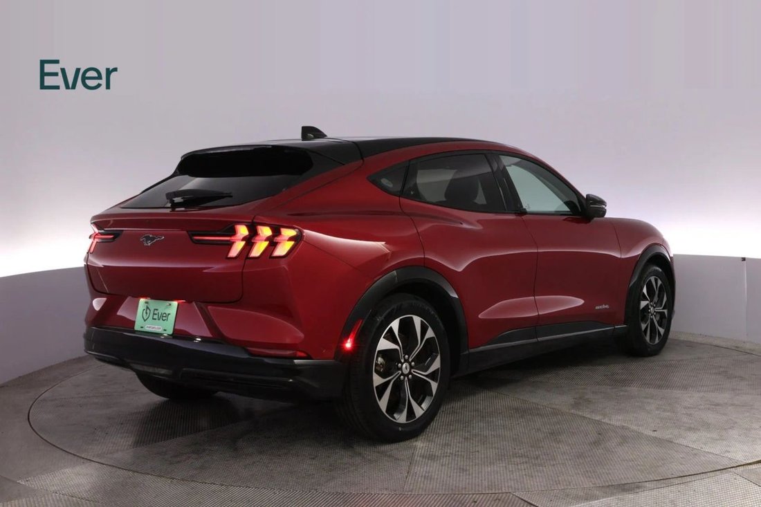 Suv in San Francisco, CA, United States 3 - 18096858