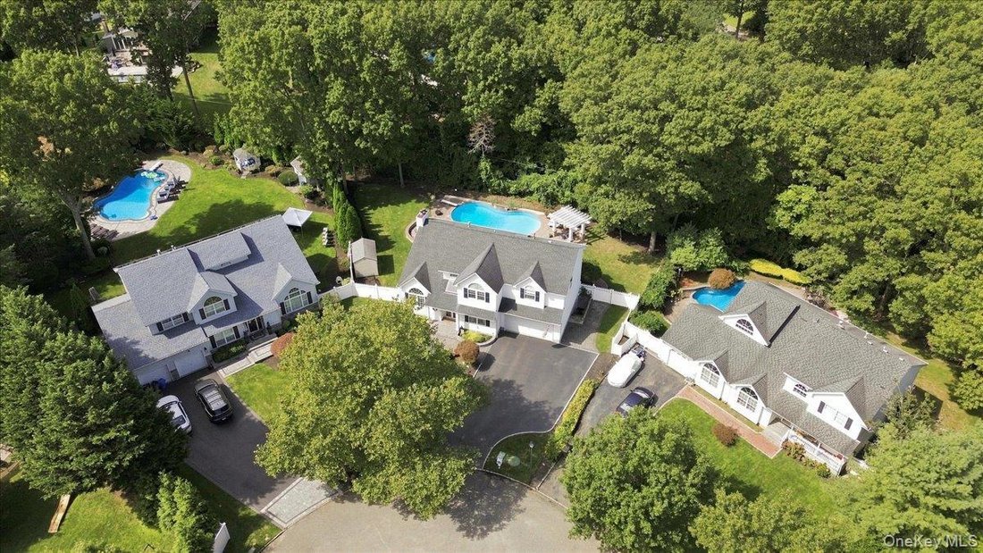 House in Commack, New York, United States 2 - 19003234