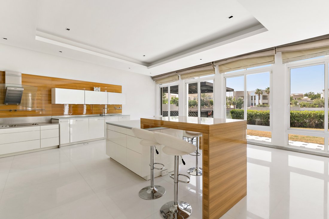 Villa in Emirates Hills, Dubai, United Arab Emirates 3 - 17728131