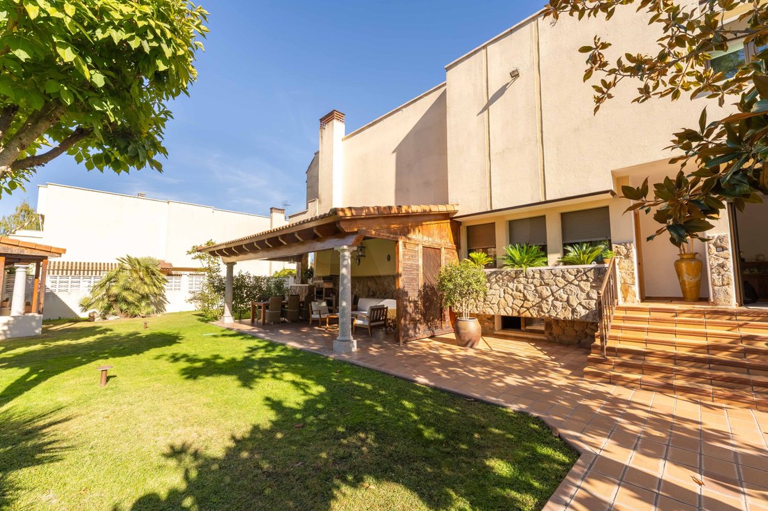 Chalet in Las Rozas de Madrid, Comunidad de Madrid, Spain 1 - 19007764