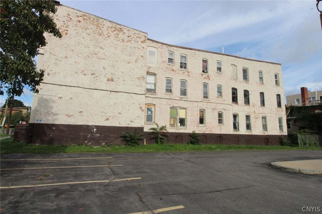 Syracuse, New York, United States 3 - 19002647
