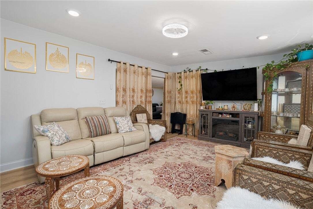 House in Cranston, Rhode Island, United States 5 - 19003044