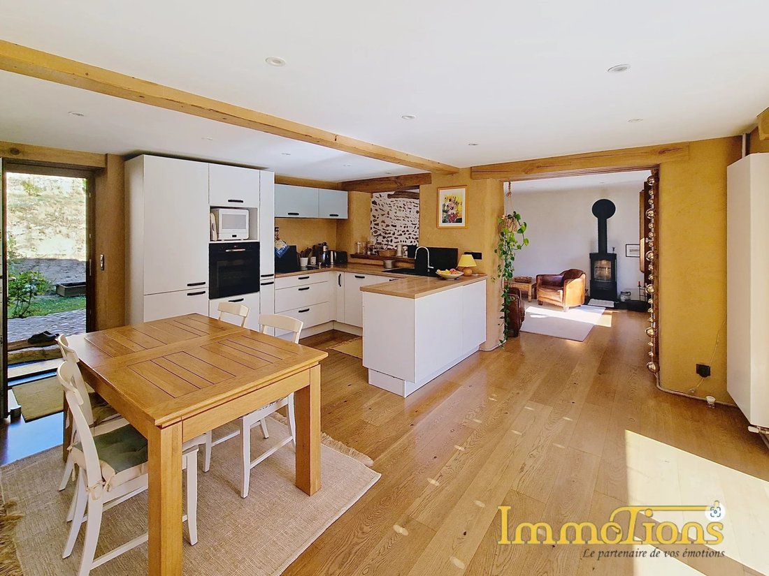 Estate in Saint-Vérand, Auvergne-Rhône-Alpes, France 4 - 19001444