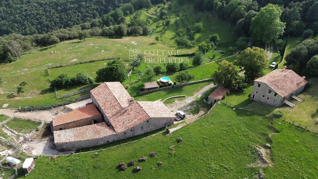 Finca in Montagut i Oix, Catalonia, Spain 1 - 18352667