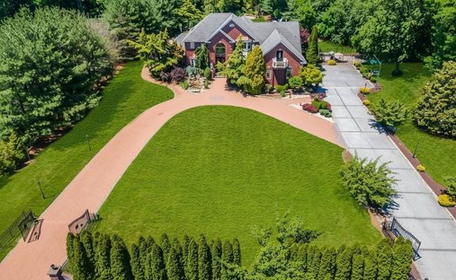 House in Manalapan Township, New Jersey, United States 1