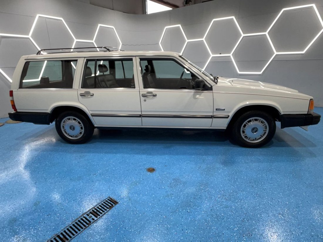 Station Estate Wagon in Bensenville, IL, United States 2 - 19008030
