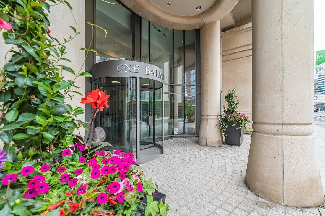 Condo in Toronto, Ontario, Canada 1 - 19008389
