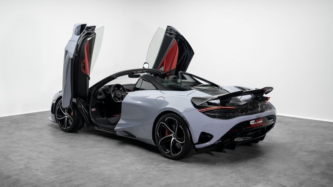 Cabriolet in Dubai, United Arab Emirates 2 - 19008468