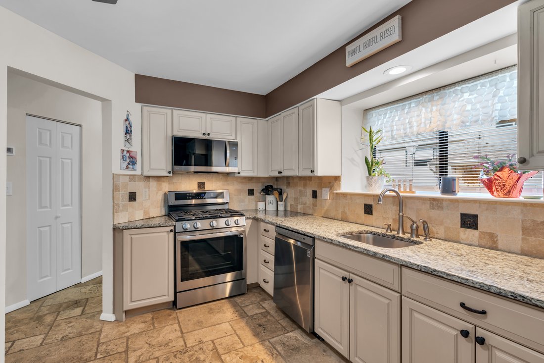Condo in North Middletown, New Jersey, United States 5 - 19008635