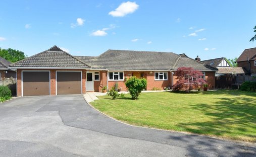 Bungalow in Cranleigh, England 1