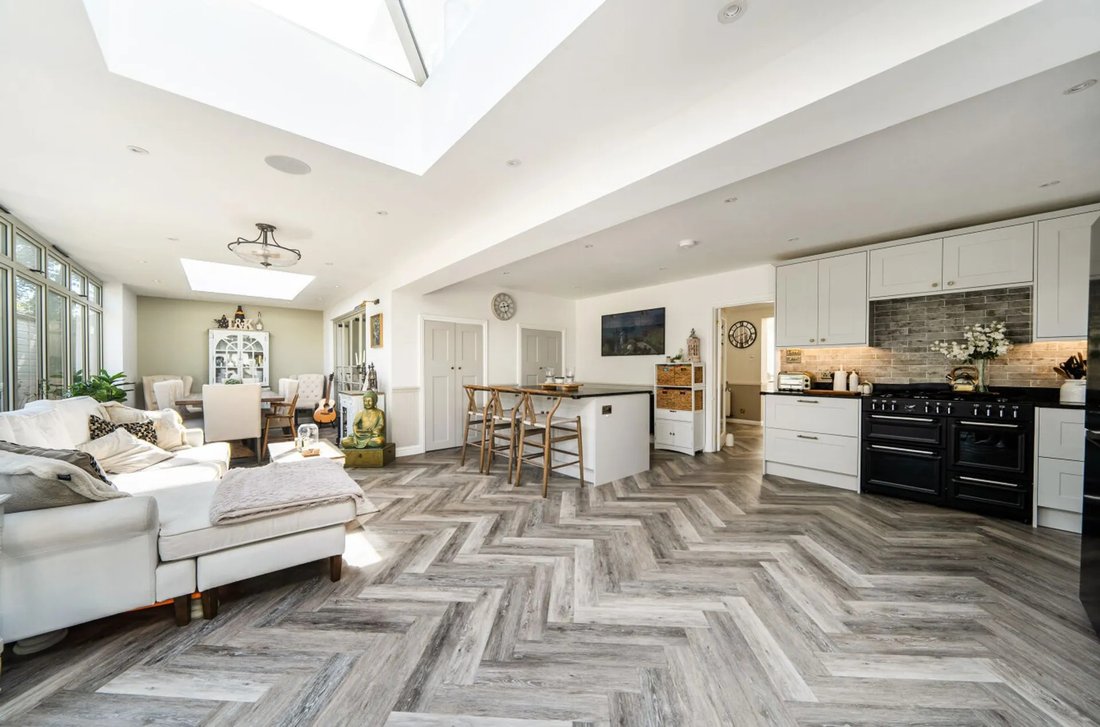 House in Broadbridge Heath, England 3 - 19012513