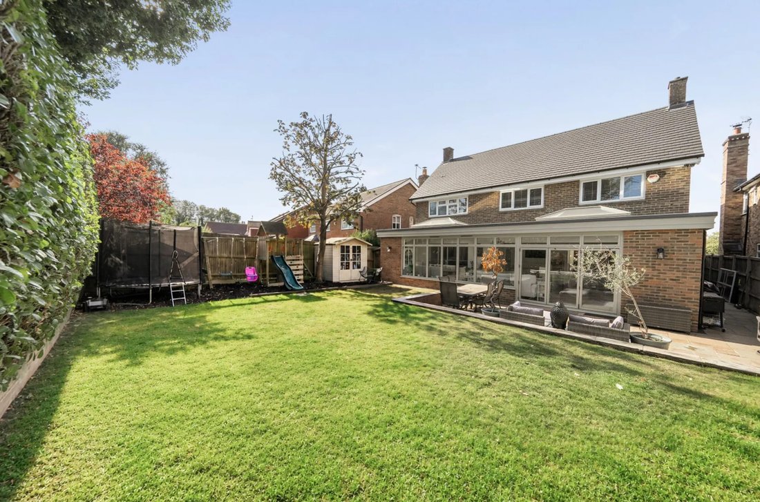 House in Broadbridge Heath, England 4 - 19012513