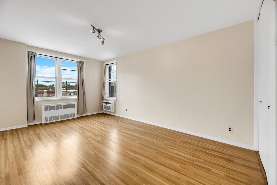 New York, New York, United States 1 - 19004198