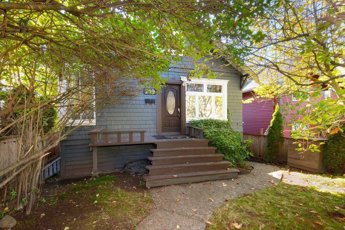 House in North Vancouver, British Columbia, Canada 2 - 19011717