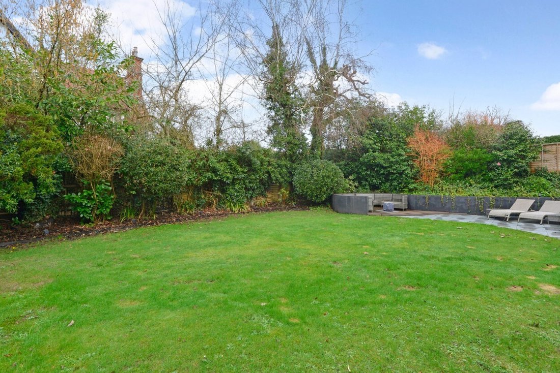 House in Cranleigh, England 4 - 19012587
