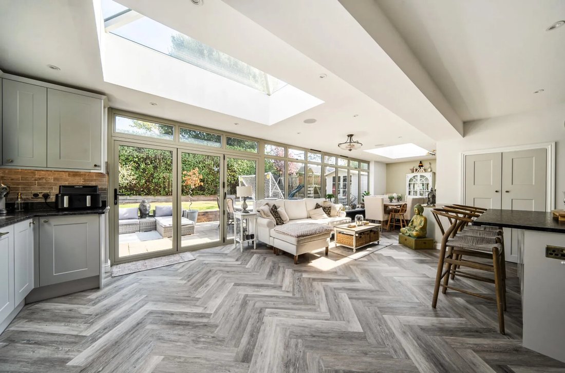House in Broadbridge Heath, England 2 - 19012513
