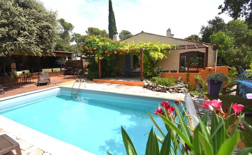 Villa in Est, Saint-Maximin-la-Sainte-Baume, France 1
