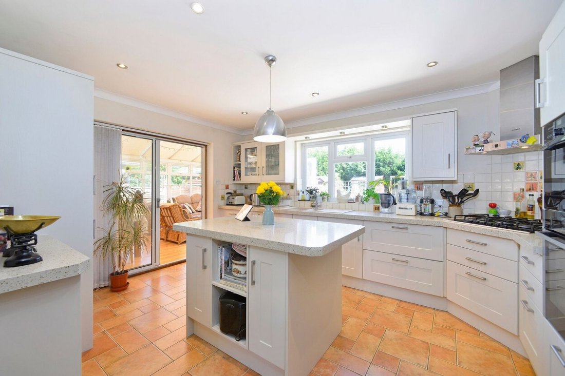 Bungalow in Cranleigh, England 4 - 19012376