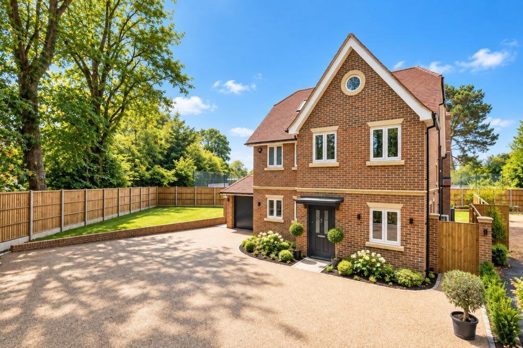 House in Tatling End, Gerrards Cross, England 1 - 19009396