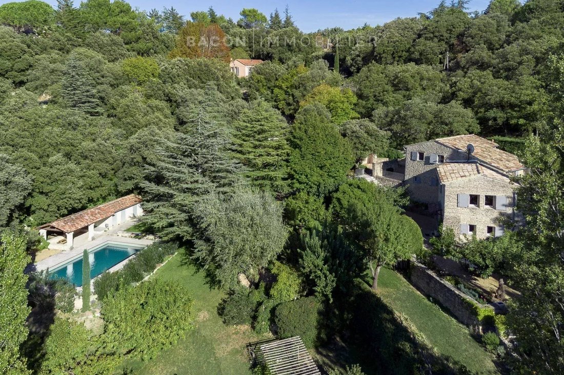 Estate in Bonnieux, Provence-Alpes-Côte d'Azur, France 1 - 19015195