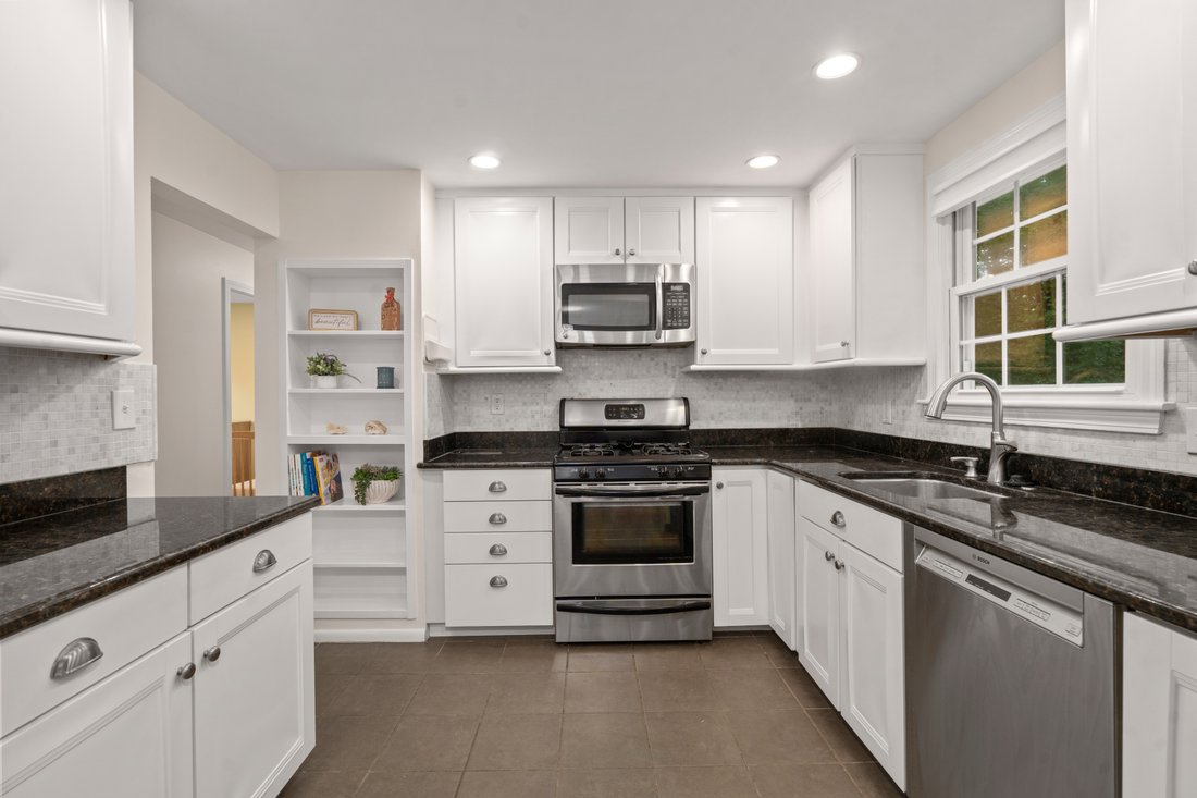 House in Framingham, Massachusetts, United States 4 - 19011604
