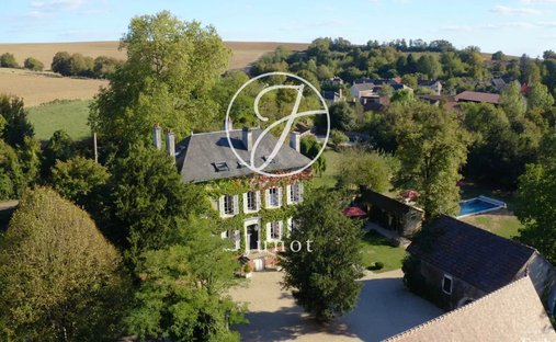 Estate in Courson-les-Carrieres, Bourgogne – Franche-Comté, France 1