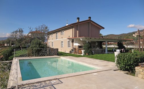 Villa in Villafranca in Lunigiana, Tuscany, Italy 1