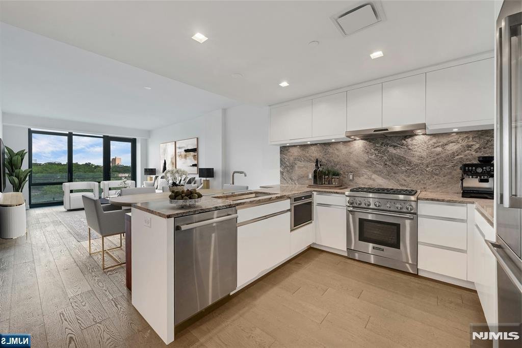 Condo in Cliffside Park, New Jersey, United States 1 - 19011816